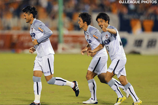 試合開始1分に電光石火の先制点を決めた伊藤　大介（岡山 #33）【明治安田Ｊ２ 第31節 愛媛vs岡山】（2/4）