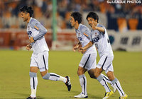 試合開始1分に電光石火の先制点を決めた伊藤　大介（岡山 #33）【明治安田Ｊ２ 第31節 愛媛vs岡山】（2/4）