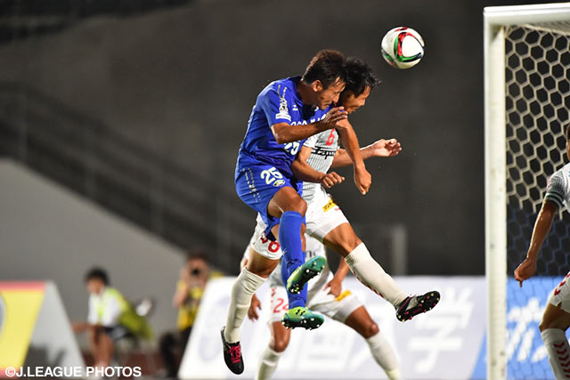 ヘディングシュートを放つ冨田　大介（徳島）【明治安田Ｊ２ 第31節 徳島vs長崎】（2/4）