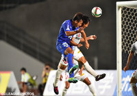 ヘディングシュートを放つ冨田　大介（徳島）【明治安田Ｊ２ 第31節 徳島vs長崎】（2/4）