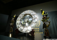 Ｊリーグ杯とふたつのステージ優勝トロフィーが飾られた【2015明治安田生命Ｊリーグチャンピオンシップ 大会概要発表記者会見】（4/7）