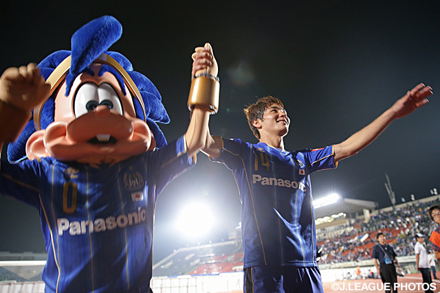 声援に応える、この日のヒーロー・米倉　恒貴（Ｇ大阪）【ＡＣＬ 準々決勝 第2戦 Ｇ大阪vs全北現代】（11/11）