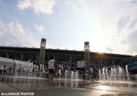 入場前に噴水の水で涼を取る子どもたち【明治安田Ｊ１ 2nd 第11節 横浜FMvsFC東京】（1/15）