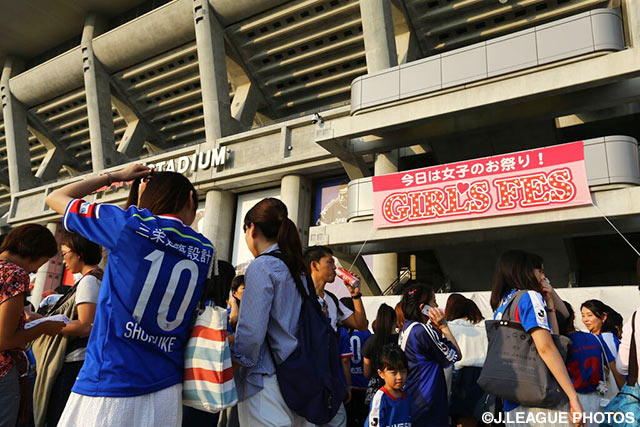 「ガールズフェス」のイベントに参加する女性ファン・サポーター【明治安田Ｊ１ 2nd 第11節 横浜FMvsFC東京】（2/15）