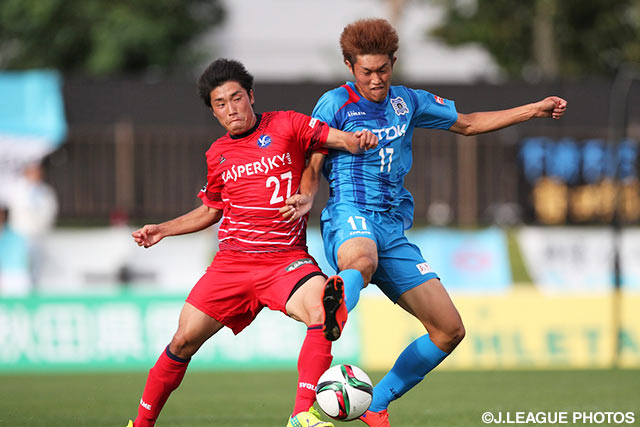 激しく競り合う泉　宗太郎（YS横浜）と峯　勇斗（秋田）【明治安田Ｊ３ 第29節 秋田vsYS横浜】（2/3）