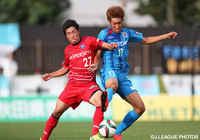 激しく競り合う泉　宗太郎（YS横浜）と峯　勇斗（秋田）【明治安田Ｊ３ 第29節 秋田vsYS横浜】（2/3）