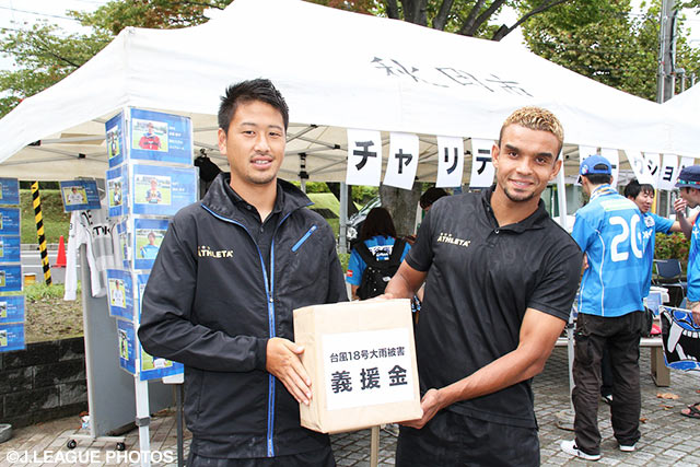 募金活動に参加した秋田の鈴木　健児と盛礼良　レオナルド【明治安田Ｊ３ 第29節 秋田vsYS横浜】（1/3）