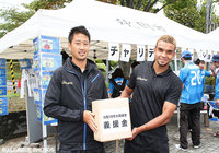 募金活動に参加した秋田の鈴木　健児と盛礼良　レオナルド【明治安田Ｊ３ 第29節 秋田vsYS横浜】（1/3）