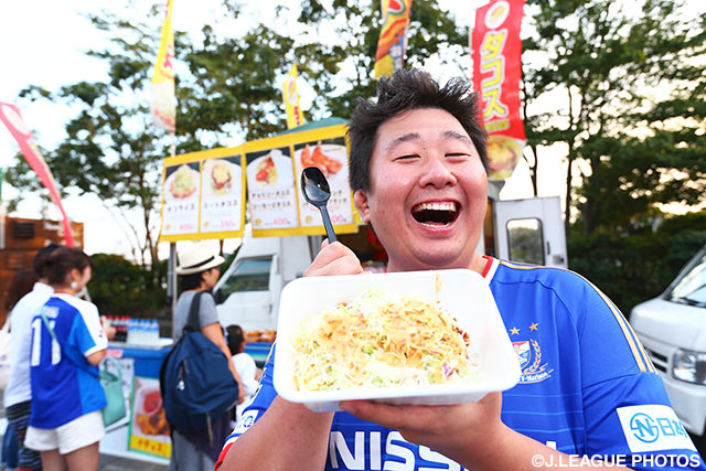 スタジアムグルメを堪能するフォーリンデブ、橋本　陽さん【明治安田Ｊ１ 2nd 第11節 横浜FMvsFC東京】（3/15）