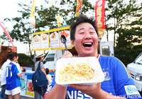 スタジアムグルメを堪能するフォーリンデブ、橋本　陽さん【明治安田Ｊ１ 2nd 第11節 横浜FMvsFC東京】（3/15）