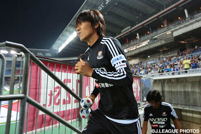 ウォーミングアップに向かう中村　俊輔（横浜FM）【明治安田Ｊ１ 2nd 第11節 横浜FMvsFC東京】（5/15）