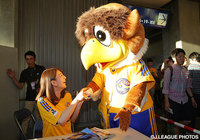 仙台のマスコット、ベガッ太と笑顔で握手する佐藤　美希さん【明治安田Ｊ１ 2nd 第11節 仙台vs湘南】（1/1）