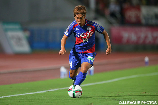 タッチライン際をドリブルで持ち上がる堀米　勇輝（甲府）【明治安田Ｊ１ 2nd 第11節 甲府vs鹿島】（5/5）
