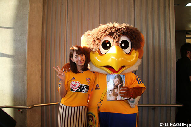 Ｊリーグ女子マネージャーの佐藤　美希さんとベガッ太のツーショット！【明治安田Ｊ１ 2nd 第11節 仙台vs湘南】