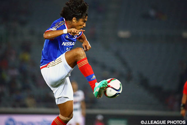 こぼれ球をカットする中澤　佑二（横浜FM）【明治安田Ｊ１ 2nd 第11節 横浜FMvsFC東京】（6/15）