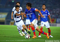 中村　俊輔（横浜FM）をマークする米本　拓司（FC東京）【明治安田Ｊ１ 2nd 第11節 横浜FMvsFC東京】（7/15）