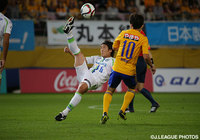 中盤でボールをクリアする永木　亮太（湘南）【明治安田Ｊ１ 2nd 第11節 仙台vs湘南】（4/5）