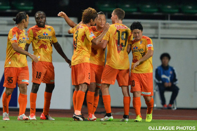 CKを頭で合わせて同点ゴールを決めた鄭　大世（清水）【明治安田Ｊ１ 2nd 第11節 清水vs浦和】（2/5）