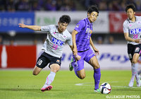 激しい攻防を繰り広げる金　民友（鳥栖）と千葉　和彦（広島）【明治安田Ｊ１ 2nd 第11節 広島vs鳥栖】（4/5）