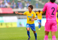 鋭いミドルシュートで貴重な同点ゴールを挙げた本間　勲（栃木）【明治安田Ｊ２ 第32節 栃木vs水戸】（3/3）