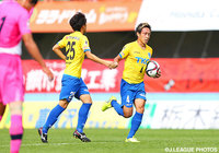 反撃の狼煙となる1点を頭で押し込んだ荒堀　謙次（栃木 #4）【明治安田Ｊ２ 第32節 栃木vs水戸】（2/3）