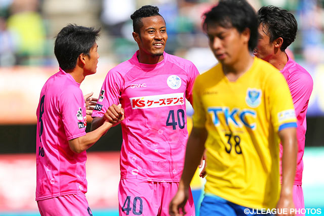 相手GKの頭上を抜くミドルシュートで追加点を決めた鈴木　武蔵（水戸）【明治安田Ｊ２ 第32節 栃木vs水戸】（1/3）