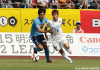 内田　裕斗（徳島）をマークする小澤　雄希（讃岐）【明治安田Ｊ２ 第32節 讃岐vs徳島】（1/3）