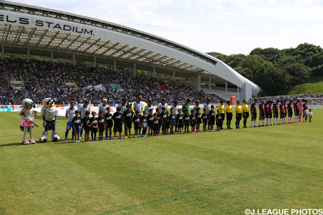 明治安田Ｊ２ 第32節 福岡vs札幌【故デットマール・クラマー氏を偲ぶ黙祷】