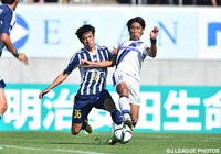 球際で競り合う安藤　淳（松本）と丹羽　大輝（Ｇ大阪）【明治安田Ｊ１ 2nd 第11節 松本vsＧ大阪】（1/5）