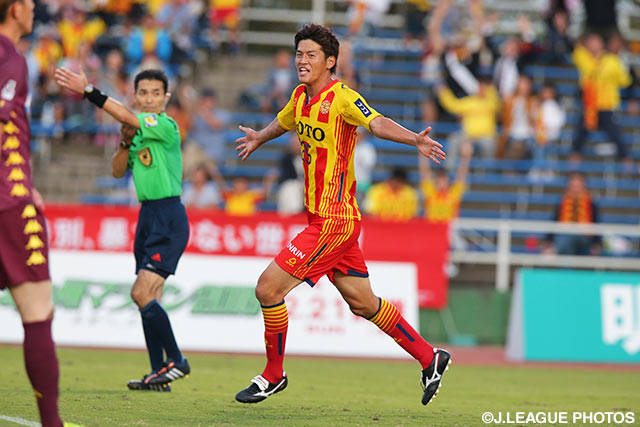 値千金の逆転ゴールを押し込んだ小松　塁（北九州）【明治安田Ｊ２ 第32節 北九州vs千葉】（3/3）