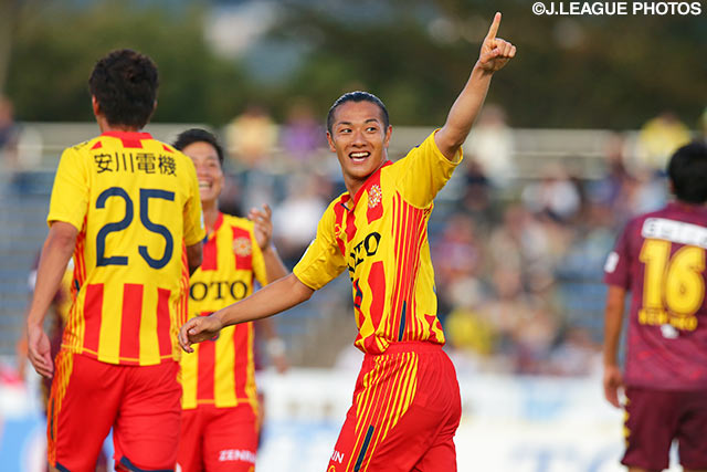 意表を突くロングシュートで同点とした原　一樹（北九州）【明治安田Ｊ２ 第32節 北九州vs千葉】（2/3）