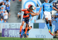 ヘディングでゴールを狙う河原 和寿（愛媛）【明治安田Ｊ２ 第32節 磐田vs愛媛】（2/3）