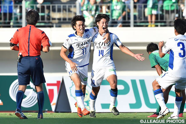 共に大分の追加点を挙げた為田　大貴（#11）と松本　昌也（#14）【明治安田Ｊ２ 第32節 岐阜vs大分】（3/3）