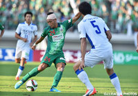 負傷しながらも果敢なプレーを見せた難波　宏明（岐阜）【明治安田Ｊ２ 第32節 岐阜vs大分】（2/3）