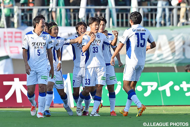 鮮やかなシュートで先制点を決めた兵働　昭弘（大分 #33）【明治安田Ｊ２ 第32節 岐阜vs大分】（1/3）