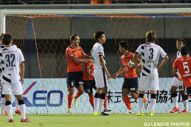 前半終了間際にムルジャ（#8）のゴールで同点とした大宮【明治安田Ｊ２ 第32節 大宮vsＣ大阪】（2/3）