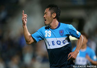 先制ヘッドを決めた大久保　哲哉（横浜FC）【明治安田Ｊ２ 第32節 横浜FCvs金沢】（1/3）