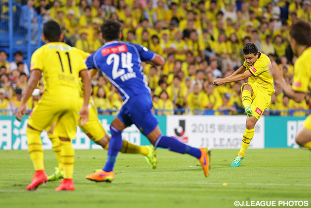 アグレッシブにシュートを放ったクリスティアーノ（柏）【明治安田Ｊ１ 2nd 第11節 柏vs山形】（3/5）
