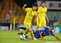 小椋　祥平（山形）のタックルをかわす武富　孝介（柏）【明治安田Ｊ１ 2nd 第11節 柏vs山形】（1/5）