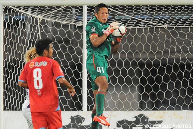 好セーブでチームを救ったシュミット　ダニエル（熊本）【明治安田Ｊ２ 第32節 熊本vs京都】（1/3）