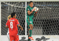 好セーブでチームを救ったシュミット　ダニエル（熊本）【明治安田Ｊ２ 第32節 熊本vs京都】（1/3）