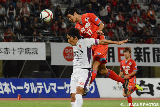 ヘディングでゴールを狙った齊藤　和樹（熊本）【明治安田Ｊ２ 第32節 熊本vs京都】（2/3）