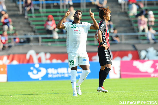 決勝ゴールを決めたレオミネイロ（岐阜）【明治安田Ｊ２ 第33節 札幌vs岐阜】（2/3）
