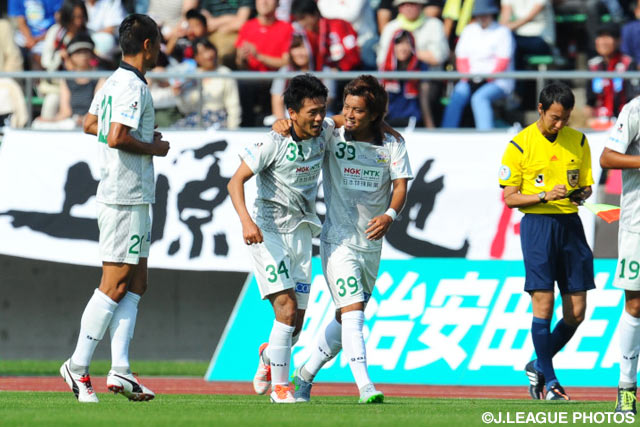 渡邉　将基（#34）がCKを頭で合わせて先制した岐阜【明治安田Ｊ２ 第33節 札幌vs岐阜】（1/3）