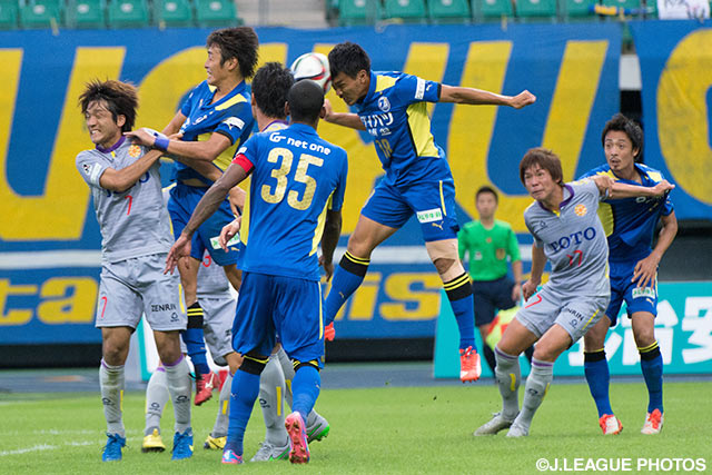 交代出場で貴重な勝越し点を挙げた伊佐　耕平（大分 #18）【明治安田Ｊ２ 第33節 大分vs北九州】（3/3）