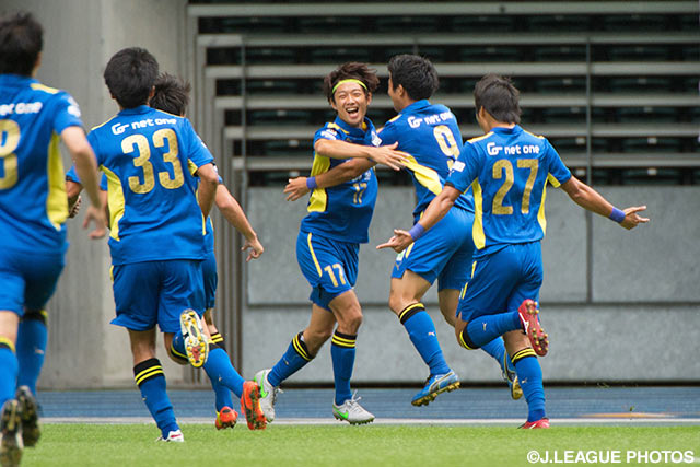 今季初得点となる先制ゴールを決めた松本　怜（大分）【明治安田Ｊ２ 第33節 大分vs北九州】（1/3）