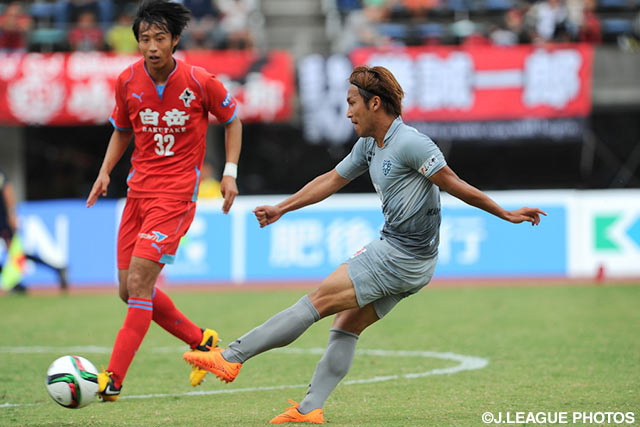 アグレッシブにゴールへ迫り、PKを獲得した金森　健志（福岡）【明治安田Ｊ２ 第33節 熊本vs福岡】（2/3）