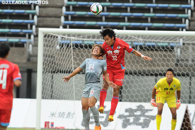 金森　健志（福岡）との空中戦を制すクォン　ハンジン（熊本）【明治安田Ｊ２ 第33節 熊本vs福岡】（1/3）