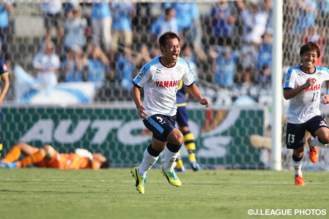 鮮やかにFKを直接決め、死闘に終止符を打った駒野　友一（磐田）【明治安田Ｊ２ 第33節 群馬vs磐田】（3/3）