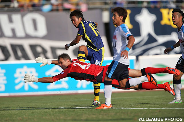 タイトな角度から逆転ゴールを決めた吉濱　遼平（群馬）【明治安田Ｊ２ 第33節 群馬vs磐田】（1/3）